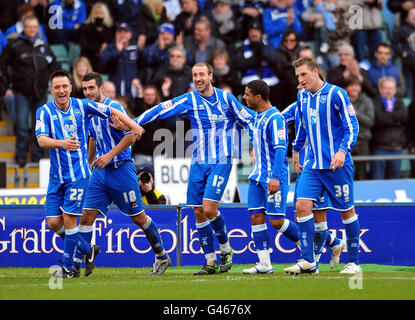 Glenn Murray von Brighton und Hove Albion (Mitte) wird von seinen Teamkollegen gratuliert, nachdem er während des npower Football League-Spiels im Withdean Stadium, Brighton, das zweite Tor des Spiels erzielt hat. Stockfoto