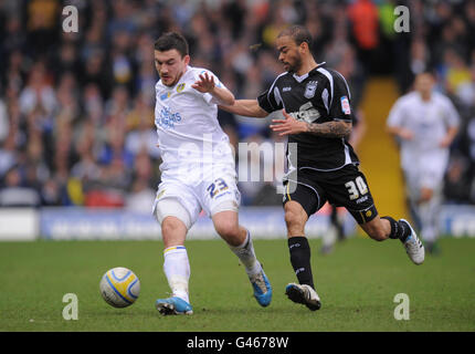 Robert Snodgrass von Leeds United wird während des npower Football League Championship-Spiels in der Elland Road, Leeds, von Keiron Dyer von Ipswich Town herausgefordert. Stockfoto