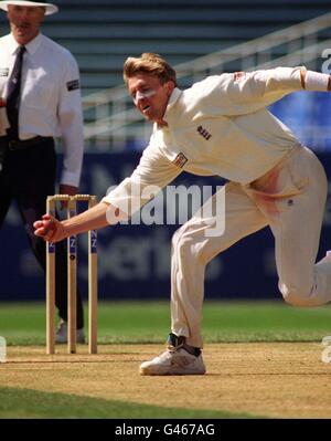 AUK-101 AUCKLAND NEUSEELAND Jan 28 / England Schnellbowler Dominic Cork streckt sich am letzten Tag des ersten Tests gegen Neuseeland im Eden Park, Auckland, Dienstag, um Läufe zu sparen. (PA-Foto) Ross Setford Stockfoto