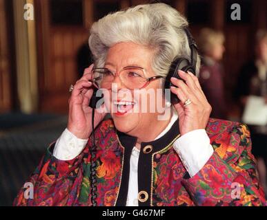 Betty Boothroyd Kopfhörer Stockfoto