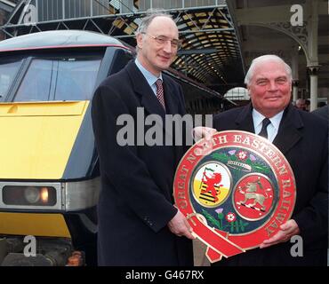 Der Verkehrsminister Sir George Young (links) schließt sich James B Sherwood, Präsident von Sea Containers Ltd, an, um ein neues Wappen und eine neue Lackierung für seinen Tochterdienst der Great North Eastern Railway zu lancieren, zu dem auch der „Flying Scotsman“ gehört, der heute (Dienstag) am Londoner Bahnhof Kings Cross zu sehen ist. Foto von Sean Dempsey/PA Stockfoto