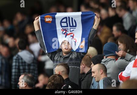 Fußball - FA Cup - Sechste Runde - Birmingham City / Bolton Wanderers - St. Andrew's. Der Fan von Bolton Wanderers hält eine Flagge auf den Tribünen Stockfoto