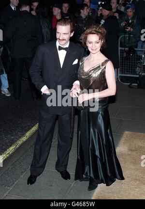 Ralph Fiennes und Francesca Annis an Evening Standard British Film Awards in London heute Abend (Sonne). Stockfoto