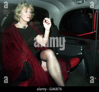 London: 27.11.96: Camilla Parker-Bowles verlässt das Ritz nach dem Start von Juwelier David Morris-Flagship-Store. PA-News-Foto. Stockfoto