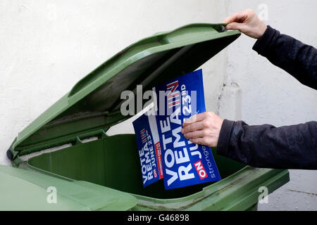 ein Mann, der ein Referendum bleiben Prospekt in den Papierkorb bin England uk Stockfoto