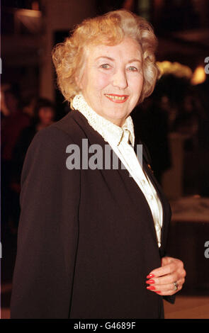 LONDON : 11/2/97 : DAME VERA LYNN (D.O.B. 21/03/1917) NIMMT AN DER ERÖFFNUNG DER AUSSTELLUNG "FORTIES FASHION AND THE NEW LOOK" IM IMPERIAL WAR MUSEUM TEIL. PA NEWS FOTO VON FIONA HANSON. Stockfoto