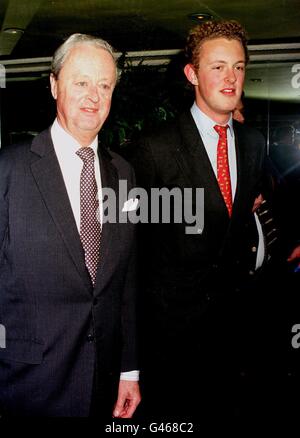 LONDON: 16.01.97: DER HERZOG VON MARLBOROUGH UND SEINEM SOHN EDWARD IN DER PROMI-VORSCHAU VON "HAMLET". PA-NEWS-FOTO VON ADAM BUTLER.  31.10.04: der Herzog von Marlborough hat gebeten, Detektive, Ängste zu untersuchen, dass seine Mitarbeiter im Blenheim Palace systematisch sein Geld seit den 1980er Jahren gestohlen haben. Es besteht der Verdacht von hohen Beamten arbeiten für John Spencer-Churchill, der 11. Herzog, die Mitarbeiter in seinem weltberühmten Palast in Woodstock, Oxfordshire, gestohlen haben, Millionen Pfund in eine List, die Gerüchten zufolge vor zwei Jahrzehnten begonnen haben. Stockfoto