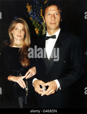 LONDON : 12/9/96 : DER EHEMALIGE PAKISTANISCHE CRICKET-KAPITÄN IMRAN KHAN UND SEINE FRAU JEMIMA VERANSTALTEN EINEN PROMI-BENEFIT FÜR DIE BRITISCHE ERÖFFNUNGSNACHT VON 'EMMA'. PA NEWS FOTO VON STEFAN ROUSSEAU. Stockfoto