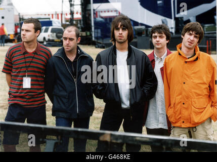 7. MAI: An diesem Tag im Jahr 1995 war die Rockgruppe Oasis mit ihrer ersten Nummer eins, 'Some Might Say', ganz oben in den Charts. Die Band Oasis stehen vor ihrem Knebworth Park Konzert an. (l-r) Schlagzeuger Alan White, Rhythmusgitarrist Paul 'Bonehead' Arthurs, Leadsänger Liam Gallagher, Bassist Paul 'Guigsy' McGuigan und Gitarrist und Songwriter Noel Gallagher. * 25/8/99: Die Band hat enthüllt, dass ihr Bassist Paul 'Guigsy' McGuigan (zweiter rechts) die Band verlassen wird. Nur zwei Wochen nachdem bekannt wurde, dass der Gitarrist Bonehead (zweite links) ging. Stockfoto