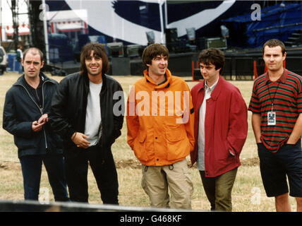 OASIS GENIESSEN SIE EIN LACHEN VOR IHREM KNEBWORTH PARK KONZERT. L/R-RHYTHMUSGITARRIST PAUL 'BONEHEAD' ARTHURS, LEADSÄNGER LIAM GALLAGHER, GITARRIST UND SONGWRITER NOEL GALLAGHER, BASSIST PAUL 'GUIGSY' MCGUIGAN UND SCHLAGZEUGER ALAN WHITE. * Neuaufgelegt 24/2/99 - Arthurs, 33, wurde von der Polizei abgeholt, nachdem sie vor einer glitzernden Modeparty in London geschrien und beschimpft hatte. Er verbrachte mehrere Stunden in den Zellen, bevor er eine formelle Warnung erhielt, weil er betrunken und ungeordnet war, aber er wurde nicht angeklagt. * 9/8/99: Gitarrist Paul 'Bonehead' Arthurs hat die Band nach acht Jahren verlassen. Stockfoto