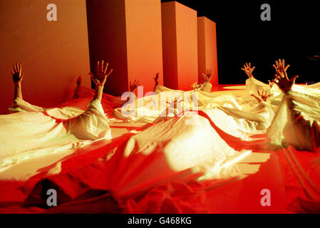 PARIS: 19.01.97: DIE LEISTUNG DES "LE PRESBYTERE N'A RIEN DE SON CHARME NI LE JARDIN DE SON ECLAT" AM THEATRE NATIONAL DE CHAILLOT. PA-NEWS-FOTO VON DAVE CHESKIN. Stockfoto