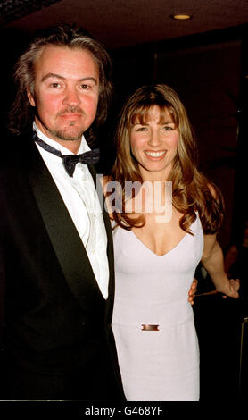 Sänger Paul Young mit der Model-Frau Stacey, bei der Royal Premiere des Films 'Looking for Richard', im Odeon-Kino, Leicester Square, London. Stockfoto