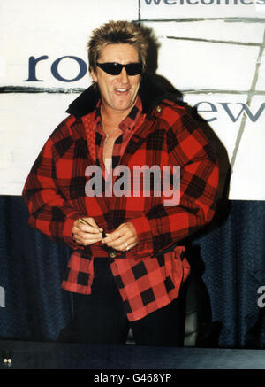 LONDON: 11.07.96: ROD STEWART IM TOWER RECORDS AM PICCADILLY CIRCUS, LONDON, WO ER EXEMPLARE SEINES NEUESTEN ALBUMS UNTERZEICHNETE "WENN WIR HEUTE ABEND VERLIEBEN". PA-NEWS-FOTO VON NEIL MUNNS. Stockfoto