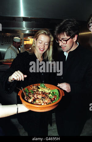 LONDON: 31.10.96: LADY HELEN TAYLOR UND IHR EHEMANN TIM PROBIEREN SIE DAS ESSEN ON BIETEN BEI DER LAUNCH-PARTY DES NEUEN RESTAURANT, DAS POLYGON BAR UND GRILL, IN CLAPHAM, SÜDLONDON. PA-NEWS-FOTO. Stockfoto