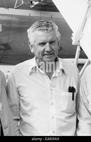 Der ehemalige England-Test-Cricketspieler Peter Loader, der jetzt in Australien lebt, kam am Flughafen Gatwick zum 100-jährigen Spiel gegen Australien bei Lord's an. Stockfoto