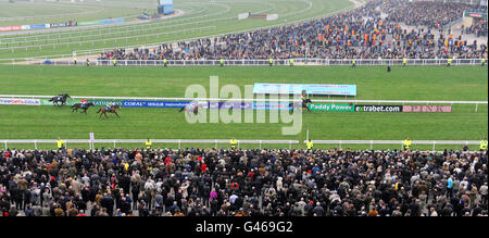 Sizing Europe mit Andrew Lynch (rechts) führt von Big Zeb mit Barry Geraghty zum Sieg der Queen Mother Champion Chase sportingbet.com beim Ladies Day auf der Cheltenham Rennbahn. Stockfoto