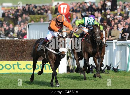 Langer Lauf, der von Sam Waley-Cohen (links) auf dem Weg zum Sieg des totesport Cheltenham Gold Cup am Gold Cup Day beim Cheltenham Festival gefahren wird. Stockfoto