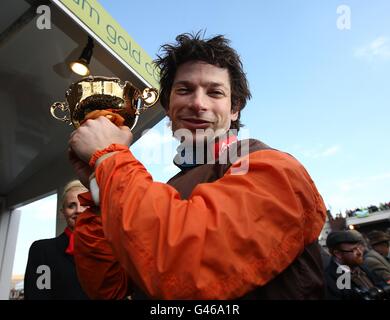 Jockey Sam Waley-Cohen feiert den Gewinn des totesport Cheltenham Gold Cup auf lange Sicht während des Gold Cup Day, auf dem Cheltenham Festival. Stockfoto