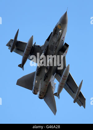 Ein Tornado-Flugzeug der RAF hebt während einer Trainingsübung von RAF Lossiemouth, Moray, Schottland ab. Stockfoto