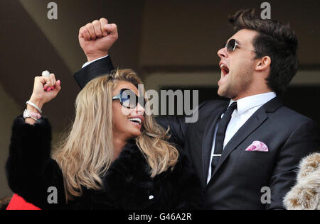 Katie Price mit ihrem Freund Leandro Penna in der Royal Box während des Gold Cup Day auf der Cheltenham Rennbahn. Stockfoto