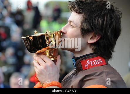 Jockey Sam Waley-Cohen feiert den Gewinn des totesport Cheltenham Gold Cup auf lange Sicht während des Gold Cup Day, auf dem Cheltenham Festival. Stockfoto