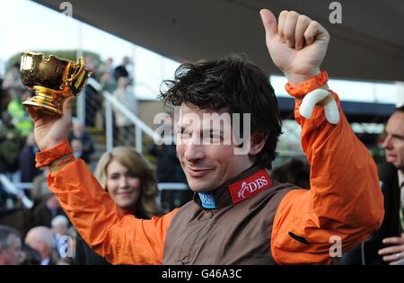 Jockey Sam Waley-Cohen feiert den Gewinn des totesport Cheltenham Gold Cup auf lange Sicht während des Gold Cup Day, auf dem Cheltenham Festival. Stockfoto