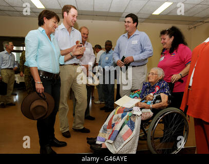 Prinz William und Anna Bligh (links, mit Hut), die Premierministerin von Queensland, sprechen mit Betty Evans, die morgen 102 Jahre alt wird, als er die Stadt Cardwell in Queensland, Australien besuchte. Stockfoto