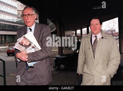 Labour-Chef Donald Dewar und der schottische Schattenminister George Robertson kommen heute Morgen (Mittwoch) zur letzten Kabinettssitzung vor den Parlamentswahlen im Millbank-Büro der Partei an. Foto von Stefan Rousseau/PA. Stockfoto