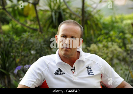 England-Coach Andy Flower spricht mit den Medien im Teamhotel, Delhi, Indien. Stockfoto