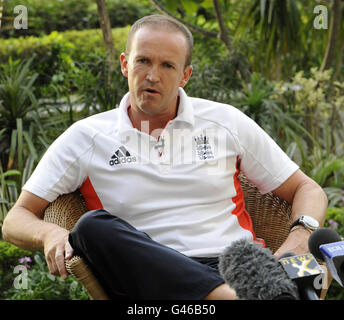 England-Coach Andy Flower spricht mit den Medien im Teamhotel, Delhi, Indien. Stockfoto