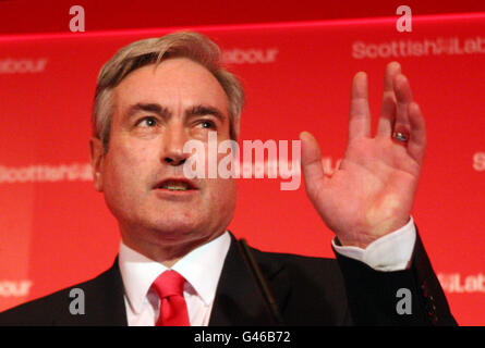 Der Vorsitzende der schottischen Labour Party, Iain Gray, hält seine Rede auf der Frühjahrstagung der Scottish Labour Party im Glasgow Science Center. Stockfoto