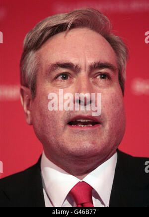 Der Vorsitzende der schottischen Labour Party, Iain Gray, hält seine Rede auf der Frühjahrstagung der Scottish Labour Party im Glasgow Science Center. Stockfoto