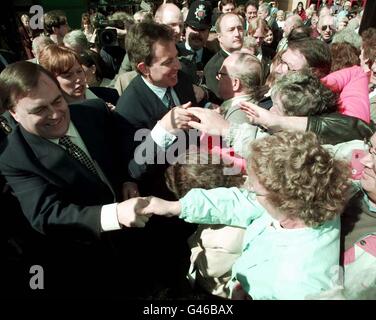 Der Gewerkschaftsführer Tony Blair und sein Stellvertreter John Prescott treffen heute Nachmittag (Dienstag) auf einem Spaziergang in Basildon, Essex, auf Scharen von Brunnenflügern. Poolbild von Sean Dempsey/PA. Siehe PA Geschichten WAHL Blair/Labour. Stockfoto