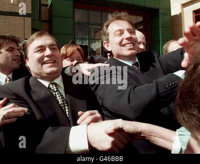 Der Gewerkschaftsführer Tony Blair und der stellvertretende Vorsitzende John Prescott treffen sich heute Nachmittag (Dienstag) im Rahmen der Kampagne der Labour Party im Südosten mit den Massen in Basildon, Essex. Poolbild von Sean Dempsey/PA. Siehe Berichte der PA ÜBER WAHLEN in Blair/Labour. Stockfoto