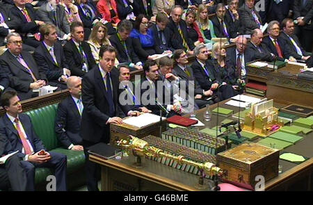 Premierminister David Cameron spricht vor dem Unterhaus, wo Abgeordnete über militärische Maßnahmen gegen Libyen debattierten. Stockfoto
