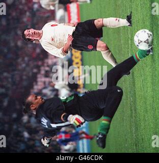 Paris St Germain V Liverpool. PSG-Torwart Bernard Lama tritt ein, um Liverpools Robbie Fowler beim Halbfinale der 1. Etappe in Paris am heutigen Donnerstag zu leugnen. Pic Dave Kendall. Stockfoto