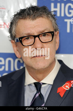 Jack Vettriano nimmt an der Lighthouse Gala Auction des Terrence Higgins Trust im Auktionshaus von Christie in London Teil. Stockfoto