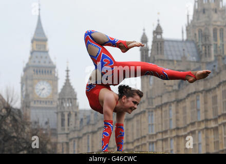 Der Kontorist Lorwi Thomas tritt heute vor dem Londoner Parlamentsgebäude auf, bevor der stellvertretende Sprecher des Repräsentantenhauses Nigel Evans den Zirkusleuten die Möglichkeit gibt, sich mit Politikern zu treffen. Stockfoto