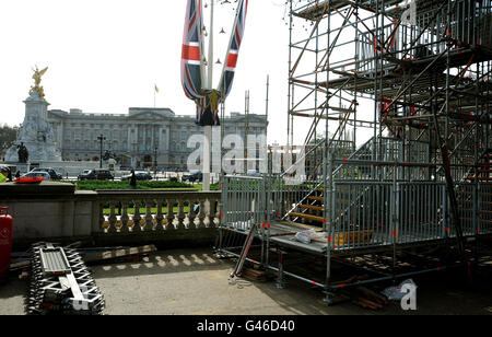 In den Queen Victoria Memorial Gardens, die sich gegenüber dem Buckingham Palace befinden, wird ein Teil der großen temporären Medienstände für die Medien der Welt gebaut, die im nächsten Monat die königliche Hochzeit von Prinz William und Kate Middleton im Zentrum Londons berichten. Stockfoto