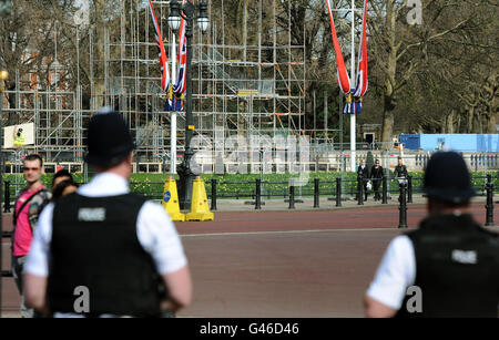 Ein Teil der großen temporären Medienstände (vom Buckingham Palace-Vorplatz aus gesehen) wird in den Queen Victoria Memorial Gardens, die sich gegenüber dem Buckingham Palace befinden, für die Medien der Welt errichtet, die die königliche Hochzeit von Prinz William und Kate Middleton nächsten Monat im Zentrum von London berichten. Stockfoto