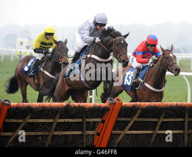 Line Freedom geritten von Jerry McGrath (Mitte) Gewinner der European Breeders' Fund Mares' 'NAtional Hunt' Novizen' Hurdle Race Finale Stockfoto