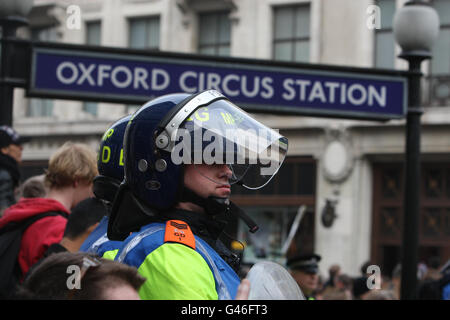 Polizei während des TUC-Marsches für die Alternative im Oxford Circus in London, ein Protest gegen die Kürzungen der Regierungsausgaben. Stockfoto