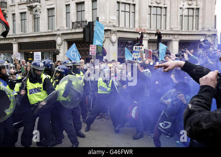 Die Polizei kollidiert mit Demonstranten in der Oxford Street während des TUC-Marsches für die Alternative im Oxford Circus in London, ein Protest gegen die Kürzungen der Regierungsausgaben. Stockfoto