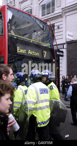 Polizei auf der Oxford Street während des TUC-Marsches für die Alternative in London, ein Protest gegen die Kürzungen der Regierungsausgaben. Stockfoto