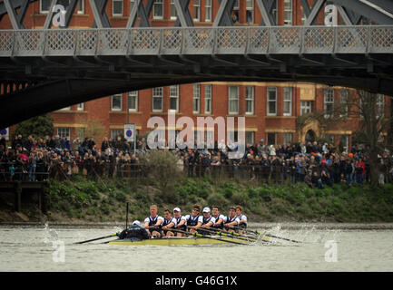 Rudern - 157. Bootsrennen - Oxford University / Cambridge University - Themse. Oxford sind die ersten, die die Barnes Bridge während des 157. Boat Race auf der Themse in London passieren. Stockfoto