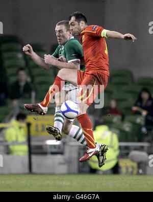 Der irische Richard Dunne (links) und der mazedonische Goran Pandev (rechts) kämpfen um den Ball. Stockfoto