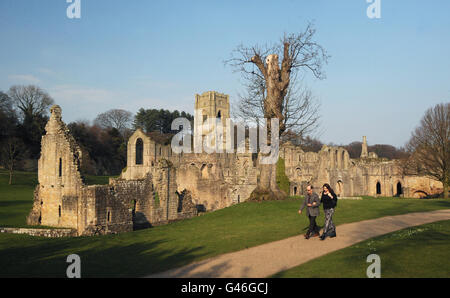 Menschen auf dem Gelände des National Trust in Fountains Abbey und Studley Royal, Ripon, North Yorkshire, als die Organisation Food with a View, Teil ihrer Food Glorious Food Kampagne, einführt. Stockfoto