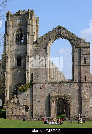 Menschen auf dem Gelände des National Trust in Fountains Abbey und Studley Royal, Ripon, North Yorkshire, als die Organisation Food with a View, Teil ihrer Food Glorious Food Kampagne, einführt. Stockfoto