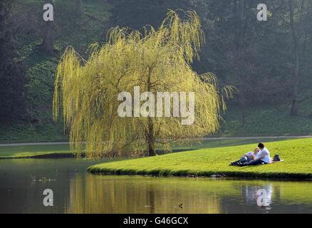 Menschen auf dem Gelände des National Trust in Fountains Abbey und Studley Royal, Ripon, North Yorkshire, als die Organisation Food with a View, Teil ihrer Food Glorious Food Kampagne, einführt. Stockfoto