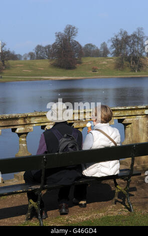 Menschen auf dem Gelände des National Trust in Fountains Abbey und Studley Royal, Ripon, North Yorkshire, als die Organisation Food with a View, Teil ihrer Food Glorious Food Kampagne, einführt. Stockfoto